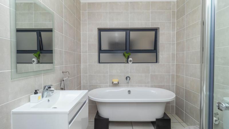 2 Bedroom Property for Sale in De Zicht Estate Western Cape